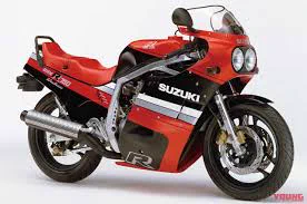 今朝、中央道の追い越し車線走ってたら、2つ目の赤いレーシーなバイクが猛追してきたんですよ進路譲って横についたとおもったら、このバイクで「あ!油冷のやつ!?」って思った瞬間にライダーさんが「気をつけていってらっしゃ～い」みたいなゼッシャーしてくれて、油冷乗りのシンパシーを感じた 