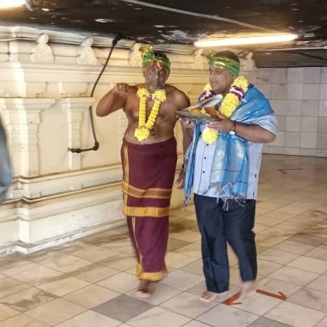 MIC_Perak's tweet photo. Dato’ Elango Vadiveloo, Pengerusi MIC Negeri Perak merangkap Setiausaha Khas YAB Menteri Besar Perak hadir di upacara sembahyang di Kuil Kanthan Kaliaman. #InfoMICPerak https://t.co/ld52FStpba