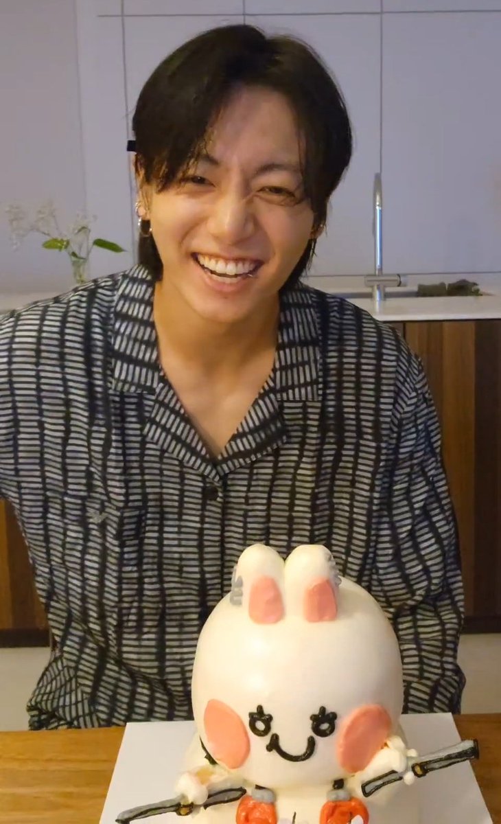 heibi1331's tweet photo. Jungkook &amp; Joy birthday cake this September 2022. 

🐰 cake for their cuteness. 

#JOYKOOK #JOY #JUNGKOOK #KOOKJOY https://t.co/GOiEl1Sfx2