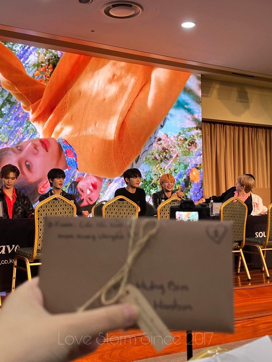 lovestorm2017's tweet photo. Hôm nay mình đã chuyển hết những lời nhắn của các bạn order album bên mình đến cho Hanbin rùi, và đây là ảnh check legit nhó 😂❤️

#TEMPEST #템페스트 #한빈 #HANBIN https://t.co/CnNN8WIRy6