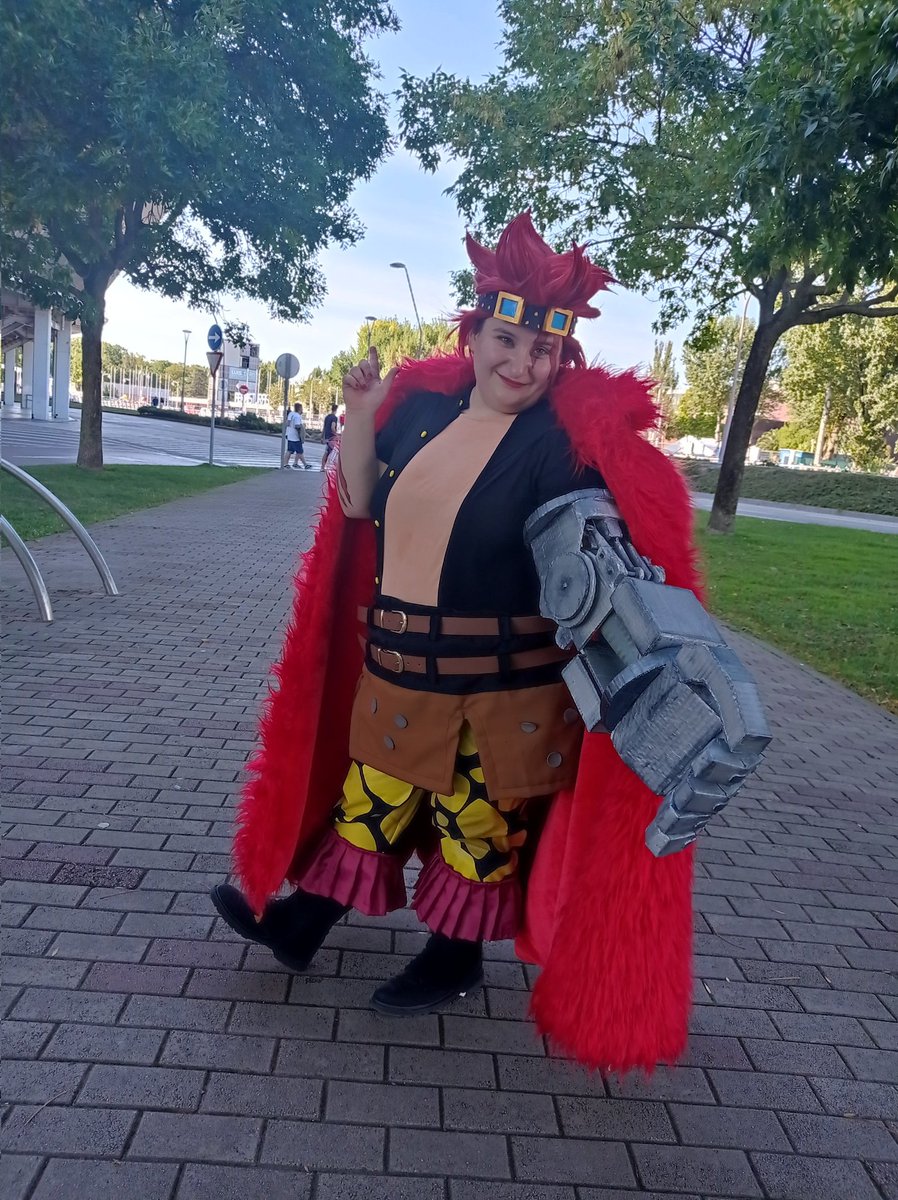RaidanaDraws's tweet photo. Went to CometCon yesterday and it was soooo fun!
This Kid's cosplay turned out super comfy too and I'm very happy too 🥰

I'm bad at posing and acting when it comes to pictures but I try amlfls 😂
#CometCon22 #cometcon2022 #ONEPIECE #eustasskid https://t.co/ovNVIT6Xhf