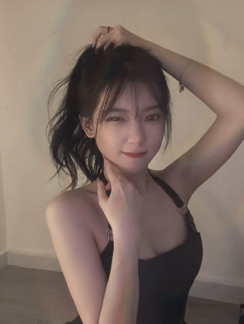 幻想着被吻着上面嘴
揉着中间胸
操着下面嘴😍