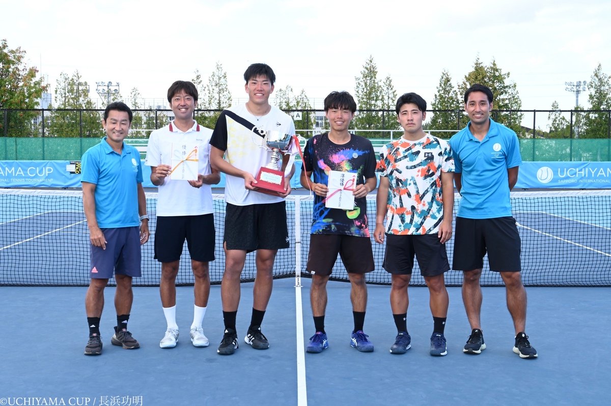 UchiyamaCup's tweet photo. Uchiyama Cup
🌈〈WEEK１〉閉幕🌈
シングルス・ダブルス王者決定！

【シングルス】
優勝🏆
野口莉央[1]

準優勝🎖
関口周一[7]

【ダブルス】
優勝🏆
仁木拓人[4]･柚木武[4]ペア

準優勝🎖
川上倫平[2]･田島尚輝[2]ペア

表彰式の様子や
明日の試合予定を更新しています🏆

https://t.co/QUe8VDdQh1 https://t.co/f7QoypGuAm