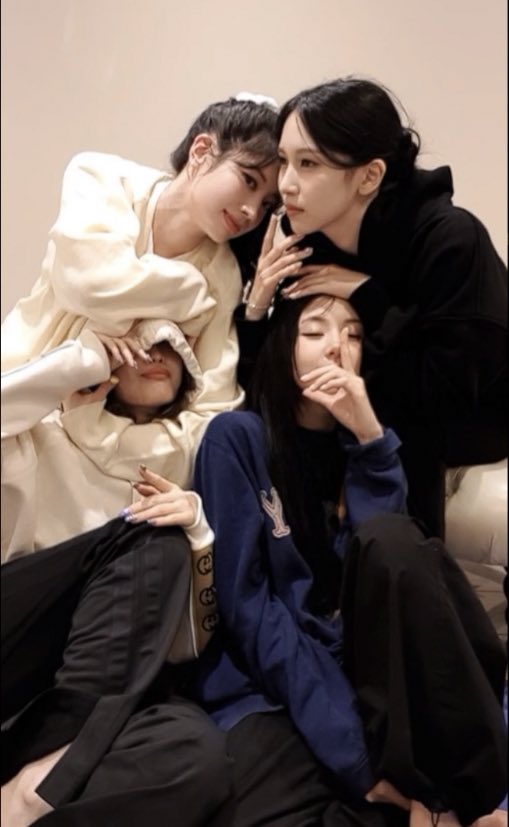 minatanginumin's tweet photo. michaeng and dahmo in the haus😭😭 so chaotic https://t.co/ilfwGYd4qk