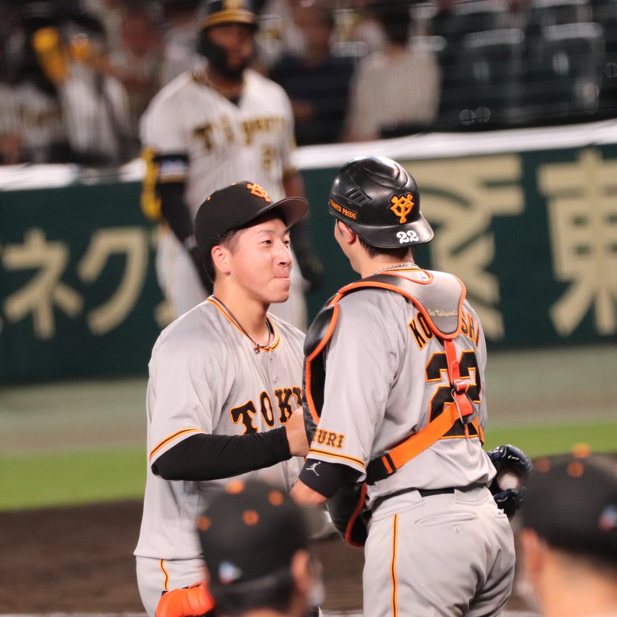 ggskyk's tweet photo. 勝利のハグ〜💗大大大優勝！！！！

2022.09.04
#小林誠司
#大勢
#大勢はガチ https://t.co/unmt7PJKGW