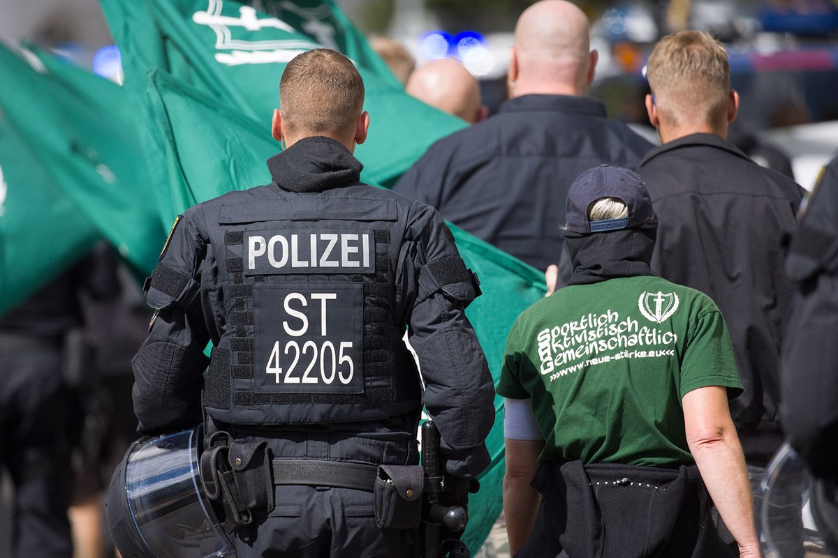 KaiSchwerdt's tweet photo. #Bilddokumentation des Naziaufmarschs am Samstag 03.09.22 in #Magdeburg #md0309. Nicht einmal 50 #Nazis konnte die faschistische Kleinstpartei #NSP noch zu ihrer Kampagne #Kampfkultur in die Landeshauptstadt von #SachsenAnhalt mobilisieren.

120 Fotos: https://t.co/XZPRj9Mk0G https://t.co/vS2AJvDgdY