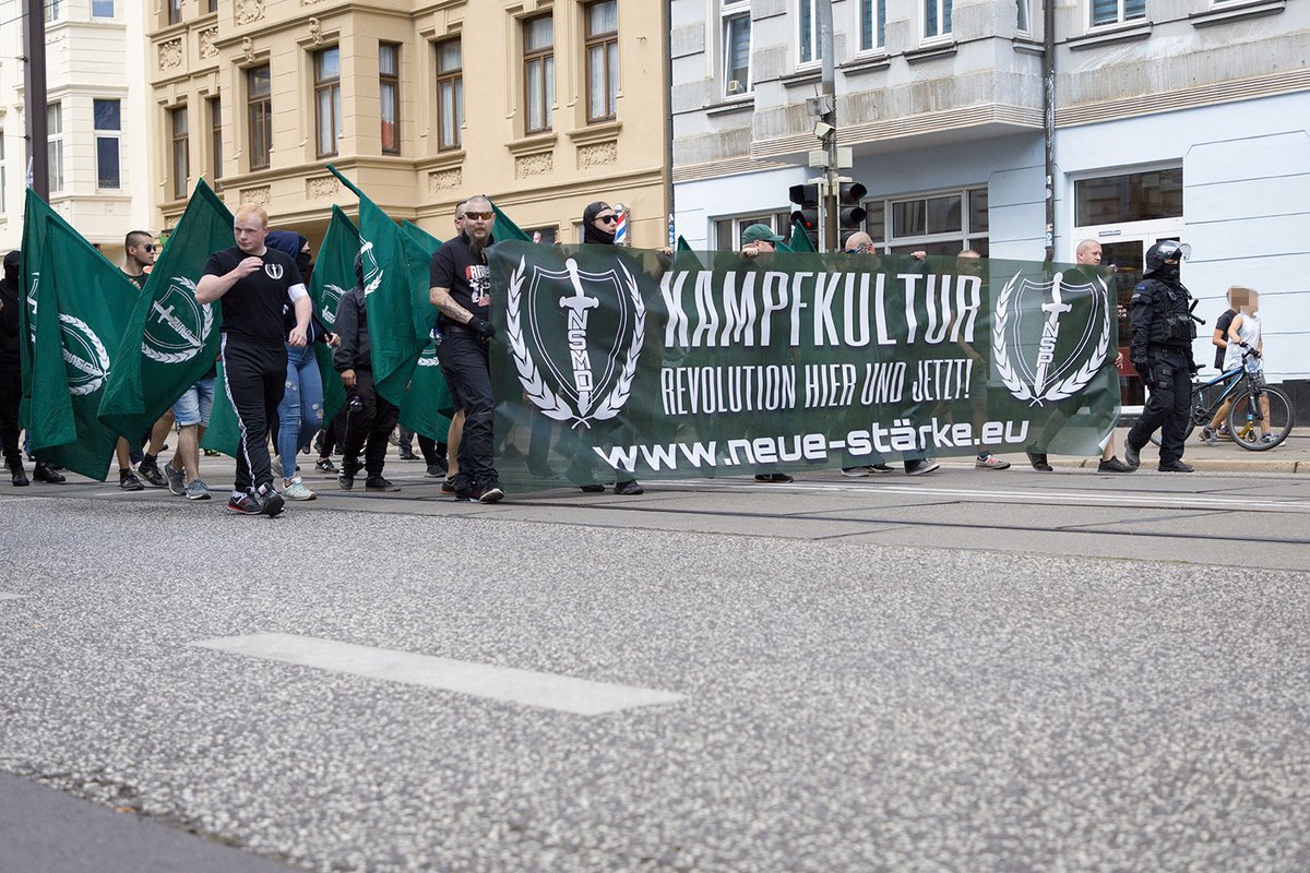 KaiSchwerdt's tweet photo. #Bilddokumentation des Naziaufmarschs am Samstag 03.09.22 in #Magdeburg #md0309. Nicht einmal 50 #Nazis konnte die faschistische Kleinstpartei #NSP noch zu ihrer Kampagne #Kampfkultur in die Landeshauptstadt von #SachsenAnhalt mobilisieren.

120 Fotos: https://t.co/XZPRj9Mk0G https://t.co/vS2AJvDgdY