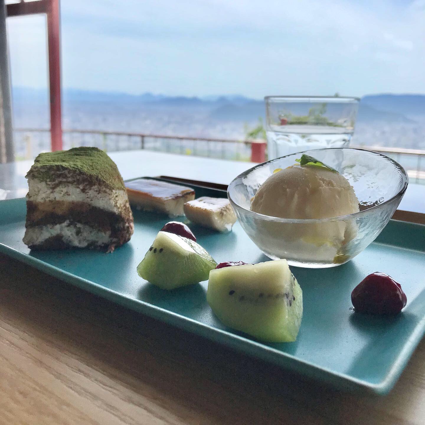 猪熊 天空のカフェ れいがん茶屋 22 5 28 屋島山頂で瀬戸内の海と空を一望できる カフェ では地元の料理人 中野誠司市 が考案した屋島にちなんだメニューが提供される 近くにはかわら投げポイントあり 香川県 高松市 屋島 四国 カフェ