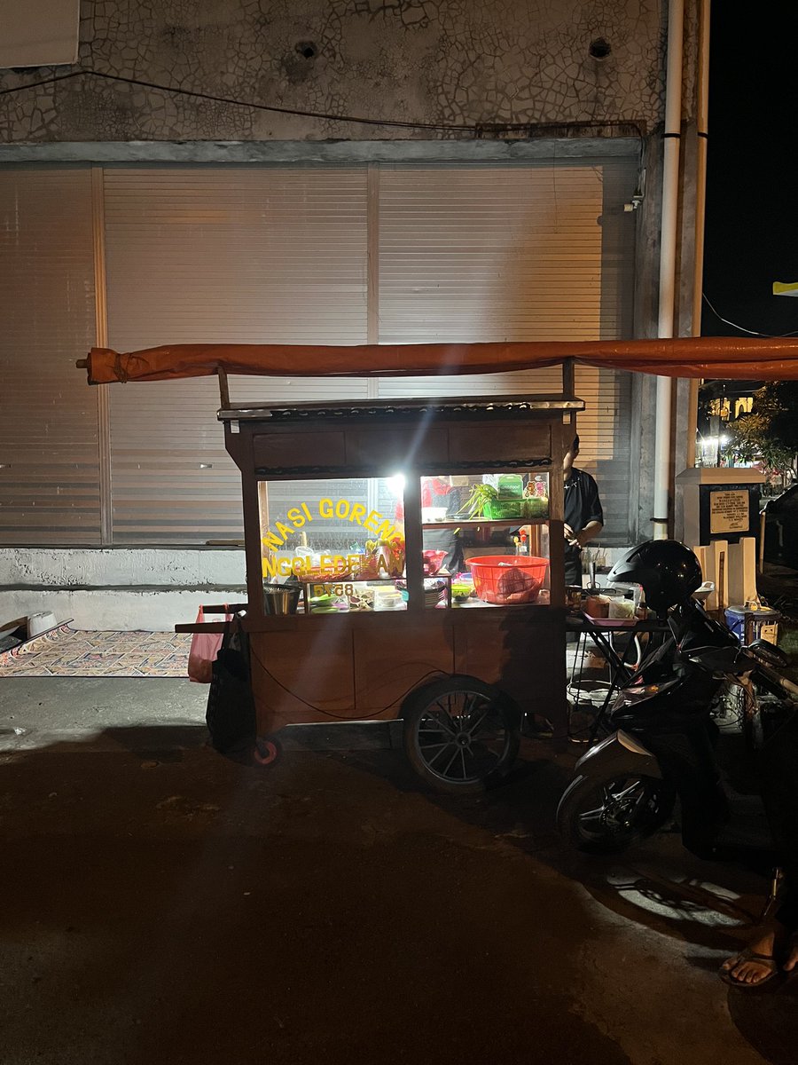 javafoodie_'s tweet photo. Kalau lg di daerah Mangkuyudan, boleh larisin abang Nasgor ini.
Menu ini banyak variannya, kmrn aku pesen Nasgor Gledek sm Nasgor Kecombrang. Porsinya gede!
Nasgornya enak! 

Mulai 12rb aja. Pas ngobrol Abangny ternyata dulu kerja di Hyatt juga. 

Loc: Nasgor Nggeledekanl https://t.co/PmOeNJdBXo