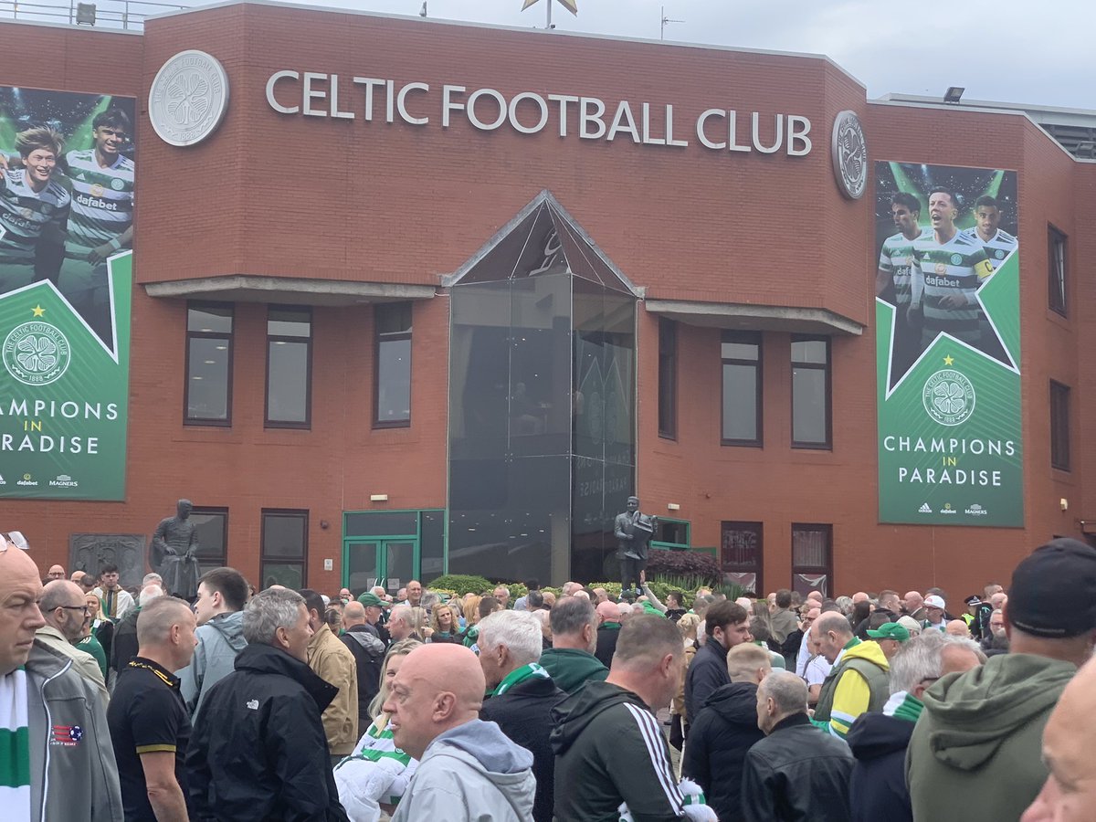 Michele8613's tweet photo. Been offered loads tickets for a lot of games over the last 3 years but due to severe depression, anxiety and agrophobia I was unable to go. Yesterday was the first game I have been to in years and I had the best day ever and I’m so proud of myself #CelticFC #CelticFamily 🍀🇮🇪💚 https://t.co/GA4wkDUXF2