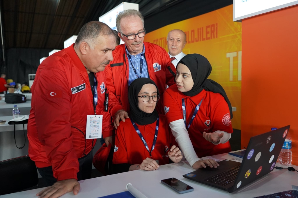 BartinMatFen's tweet photo. Öğrencilerimiz Teknofest'te 🎉👏
Cebir öğrenme alanına ilişkin dijital materyal tasarımı projeleri ile Eğitim alanında Türkiye https://t.co/8EvGV7upV3 olan bölümümüz öğrencileri ödüllerini Samsun #TeknofestKaradeniz'de aldı.
@bartinuni @uzun_orhan @drfatmaunal @BurcinGokkurt https://t.co/xQ2g6llCtm