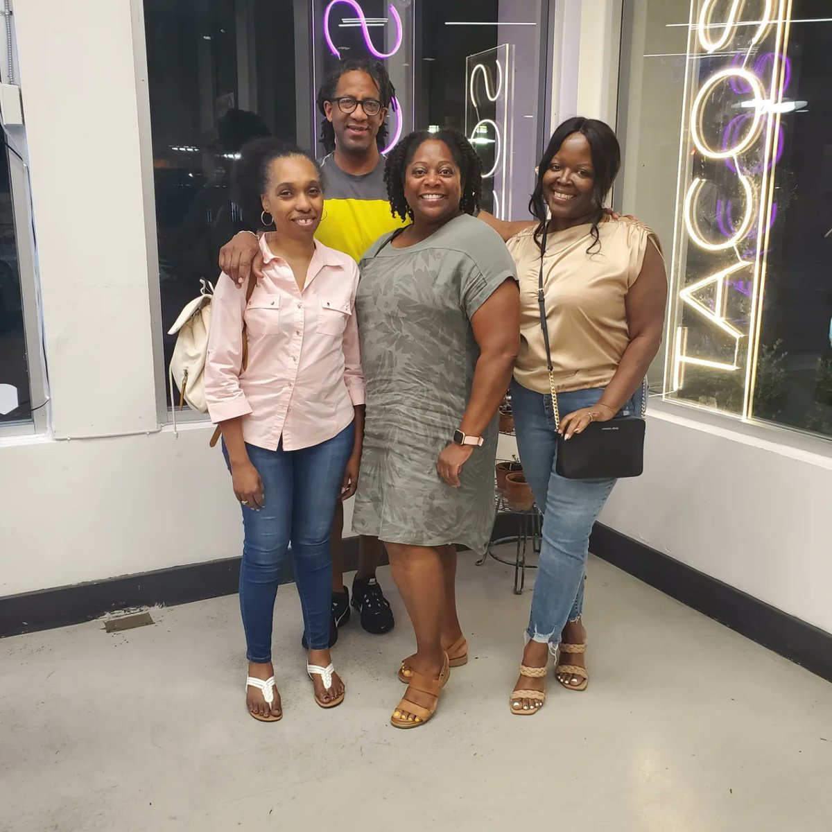 RoyWmsJr's tweet photo. Dinner with the girlz! Forgot to post last month's pic. Locale: Taco Lingo, Dallas. 
@RitaFreetobeme 
#CarterHigh #OakCliff #BFFL🥰🤎 https://t.co/3WxH7dzDhF