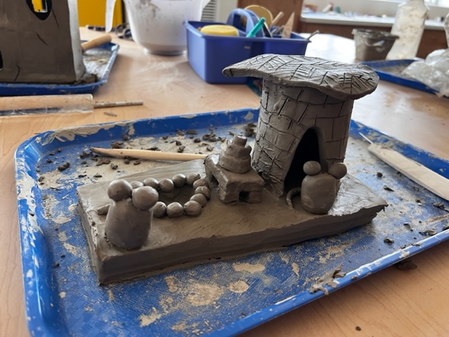 lps_visualart's tweet image. LNW Ss thought about what makes a Home and are making their versions of home with slab construction pottery. Using an Inquiry based approach to art making allows students to tell their own visual story. What makes a home to you? The building or a space or maybe the people?
