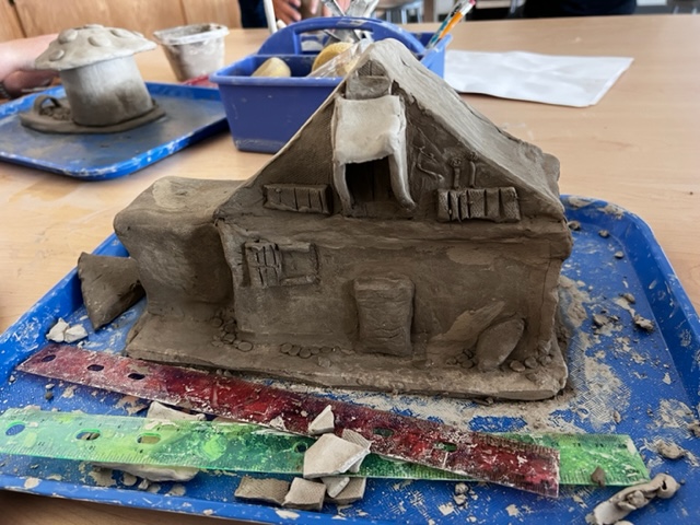 lps_visualart's tweet image. LNW Ss thought about what makes a Home and are making their versions of home with slab construction pottery. Using an Inquiry based approach to art making allows students to tell their own visual story. What makes a home to you? The building or a space or maybe the people?