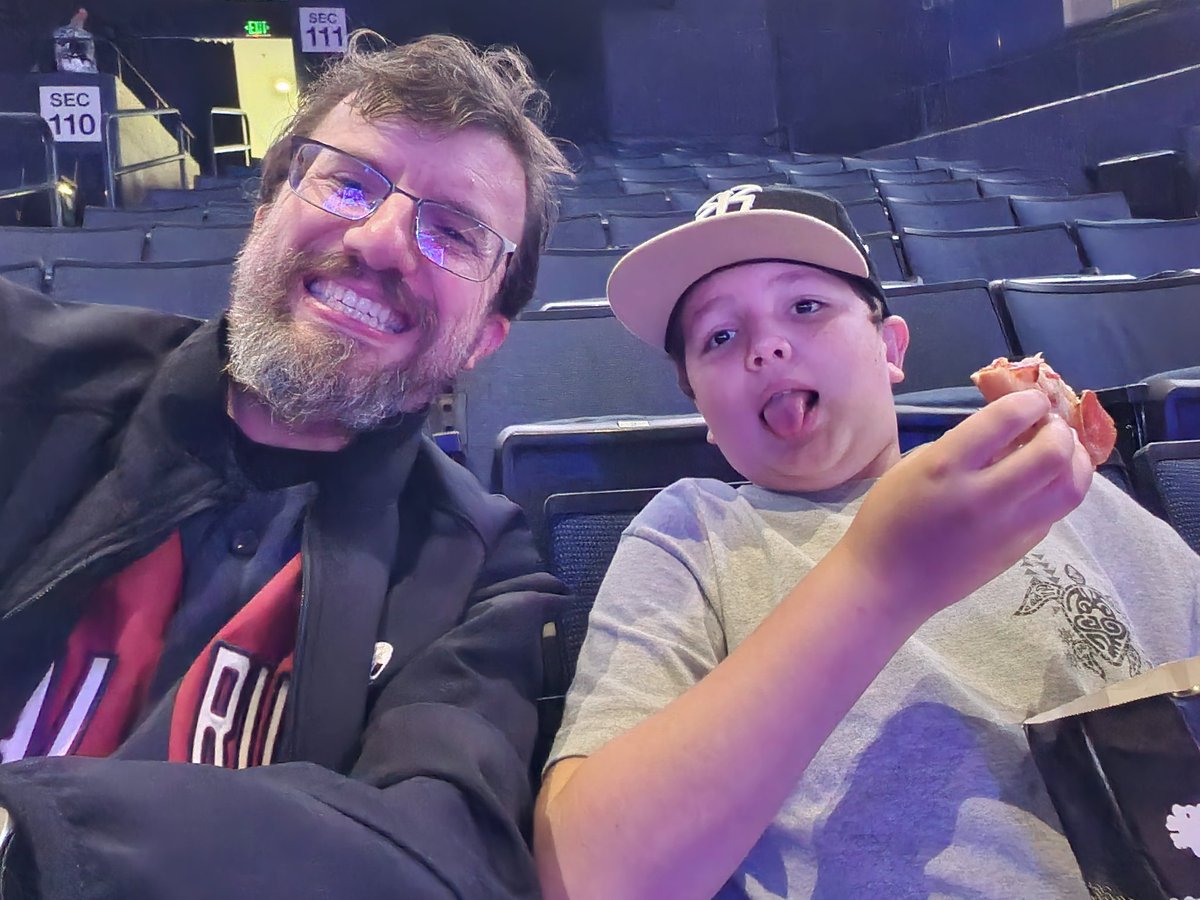#wweoakland chillim watching some wrestling.