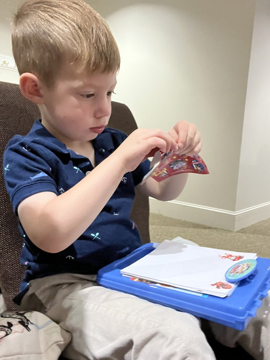 Pitunia124's tweet photo. Bring your kids to church and worship with them. Use stickers when necessary. #kidsinworship https://t.co/b894pguqZa
