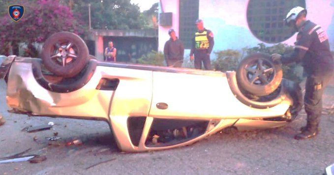 DarvinsonRojas's tweet photo. Bomberos de Caracas informaron que una persona murió y cuatro sufrieron lesiones en el accidente donde un vehículo cayó al vacío en la calle 12 de Marzo del kilómetro 14 de El Junquito. https://t.co/43n5m90wQn