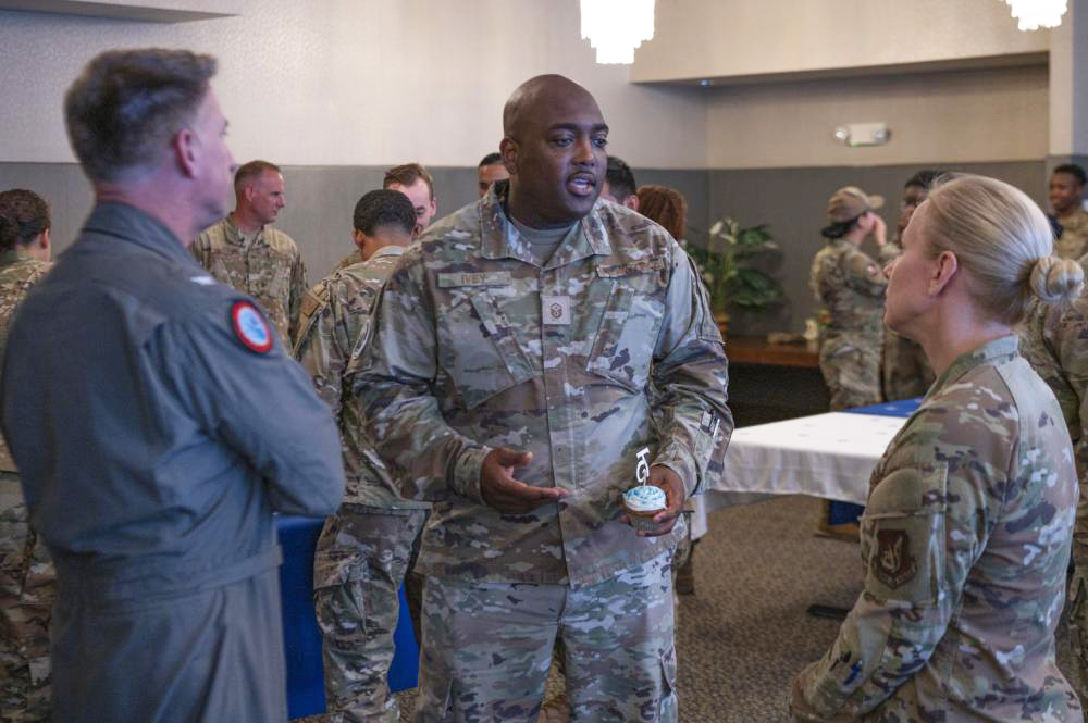 JointBasePHH's tweet photo. 09.15.2022 | #ICYMI Col. Michele Lo Bianco, @15thWing commander, and A1C Echo Dickens-Drees, #647FSS, cut a cake to celebrate the 75th Air Force birthday at JBPHH! 🎂🎉🎉🇺🇸 @usairforce and DoD. @15thwing #647ABG @USNavy
📷 SSgt. Jacob M. Thompson https://t.co/3NiR4adiuT