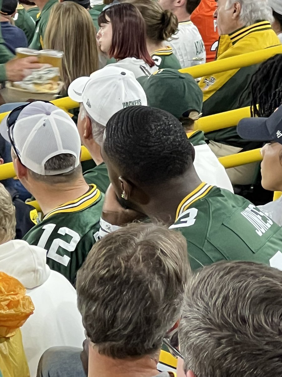 ZWadeMusic's tweet photo. #underdog doing his thing at #lambeau tonight y’all!!!! https://t.co/StO1t57kUT