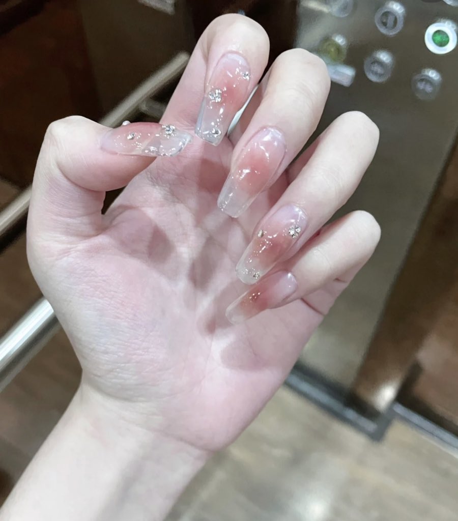 b___zooly's tweet photo. 純欲ネイルかわいすぎる…🍑🤍 https://t.co/bLUFNnI4mQ
