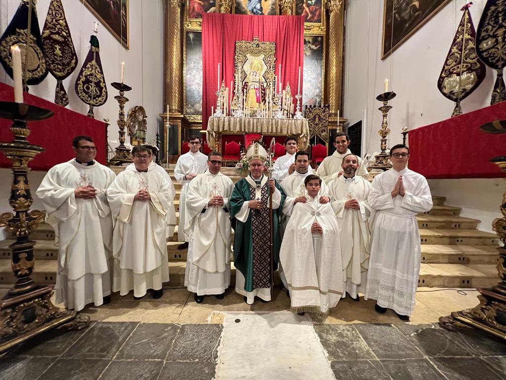 Novena en honor de Nuestra Señora del Castillo Coronada, Patrona y Alcaldesa Perpetua de #Lebrija. Es la Madre que nos protege y nos guía por el camino de la confianza en Dios y en los hermanos. A ella confiamos nuestra vida y nuestras familias