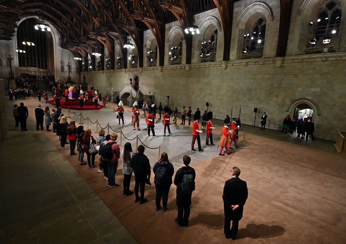 LATEST: It’s closed!
The queue to attend The Queen's Lying-in-State in Westminster Hall has shut to new entrants. 
@dcms says it is “at final capacity and “Please do not attempt to join the queue”. 
The last mourner must leave by 6:30am Monday