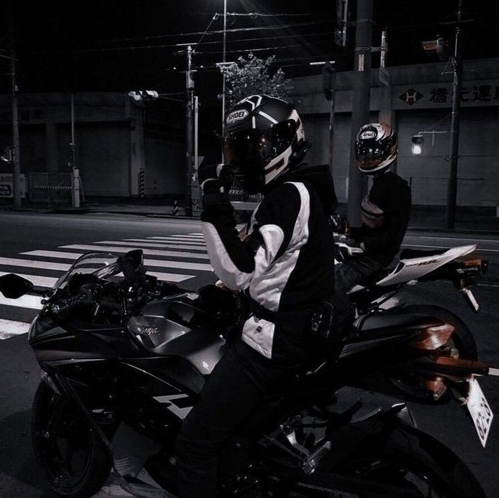 diorstray's tweet photo. #Taekookau Street race🏁
Taehyung se interessa pelo motoqueiro misterioso da faculdade. Tenta sair com ele, mas Jungkook o afasta diversas vezes. Não desistindo fácil Tae descobre que JK participa de corridas de rua ilegais e decide aprender para desafiá-lo e conseguir um date. + https://t.co/0HVj8GPXaW