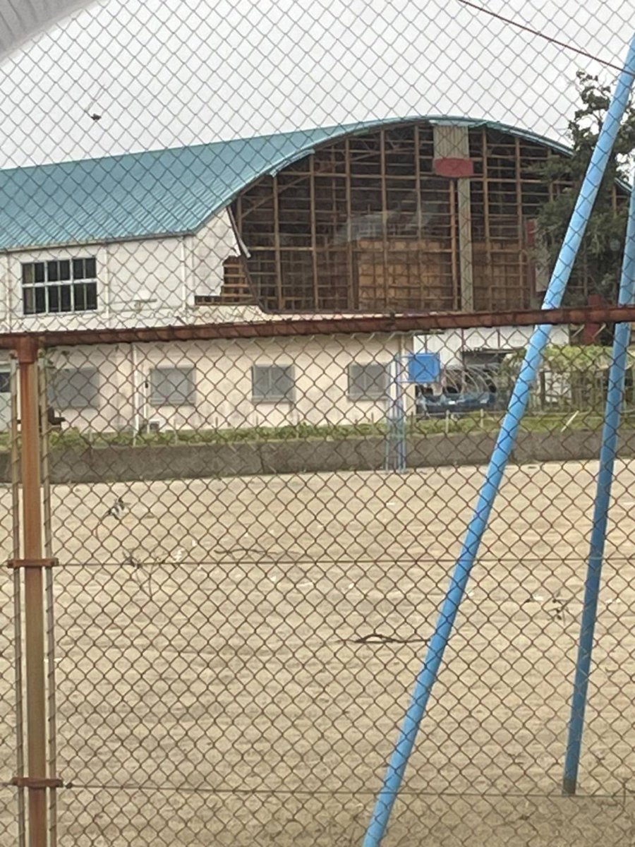 kawataloo's tweet photo. 赤江小学校の体育館がエライことになってるみたいっす🌀🌀🌀
避難所やったからこわかったやろーなー💦💦💦 https://t.co/ZanGdBTWgF