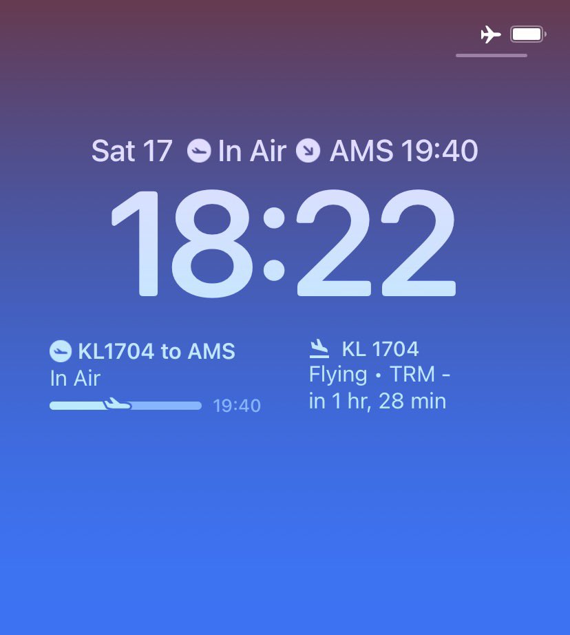 laguiar's tweet image. Left: @FlightyApp 
Right: @appintheair 
#iOS16 #iOS16lockscreen #Travel