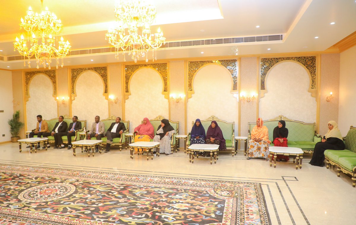 Plstatehouse's tweet photo. Madaxweynaha Dowladda #Puntland Mudane  @HESaidADeni, ayaa  caawa Qasriga Madaxtooyada kulan kula qaatay Golaha deegaanka cusub ee Degmada Ufeyn, ee kusoo baxay codka dadweynaha Doorashadii hal qof iyo hal cod ee ka dhacday Degmada #Ufeyn. https://t.co/Yc7SytxmZG