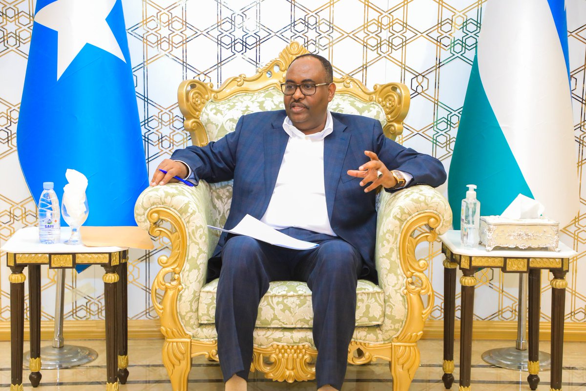 Plstatehouse's tweet photo. Madaxweynaha Dowladda #Puntland Mudane  @HESaidADeni, ayaa  caawa Qasriga Madaxtooyada kulan kula qaatay Golaha deegaanka cusub ee Degmada Ufeyn, ee kusoo baxay codka dadweynaha Doorashadii hal qof iyo hal cod ee ka dhacday Degmada #Ufeyn. https://t.co/Yc7SytxmZG