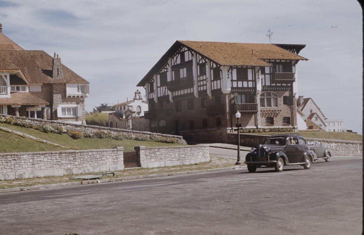 La ciudad de Mar del Plata durante el verano de 1958 retratada por el fotógrafo Dmitri Kessel de la revista americana LIFE Magazine. 1/3