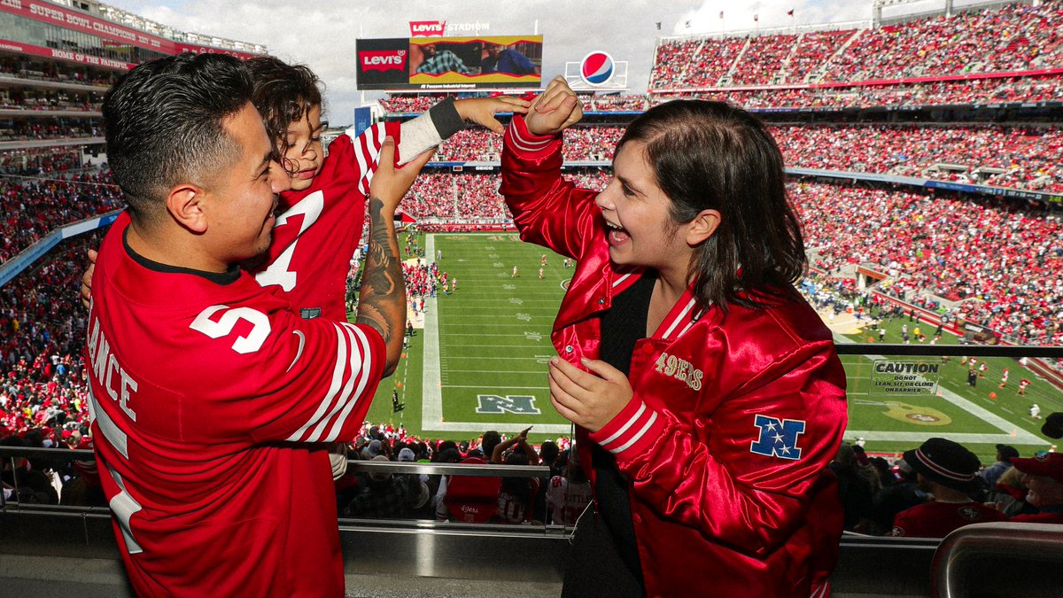 49ersESP's tweet photo. Ambiente en casa: INMEJORABLE 🎉 

#SEAvsSF X #FTTB https://t.co/zAU82jfItF