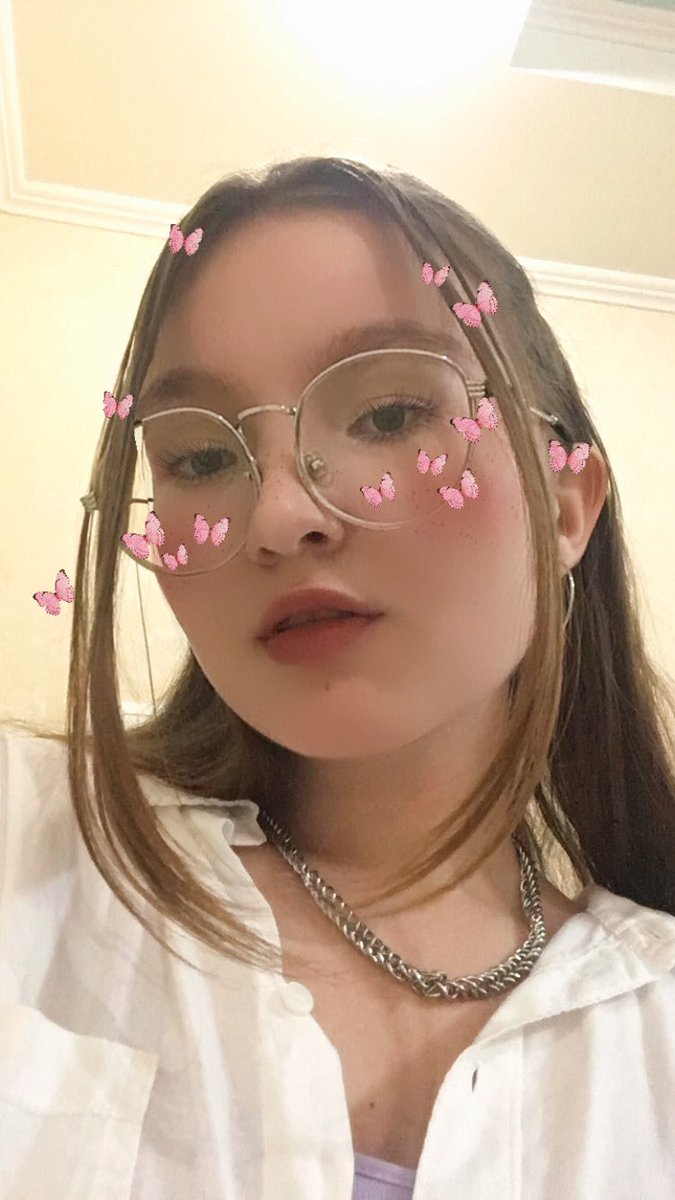 просто я і моя улюблена маска з метеликами  в інсті 💗