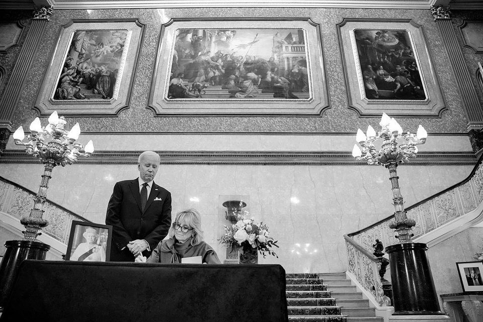 FLOTUS46Archive's tweet photo. Queen Elizabeth II lived her life for the people she served with wisdom and grace. We will never forget her warmth, kindness, and the conversations we shared. 

May God grant her eternal rest. https://t.co/oqKxsGi5qj