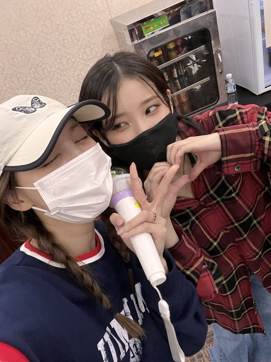 godmitzu's tweet photo. NAYEON TOOK PICS WITH IU OMG OUR SUCCESSFUL FANGIRL https://t.co/vpg99MLEZt