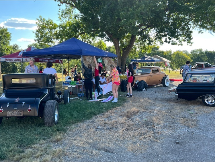 PkVikings's tweet photo. Homecoming week kicks off today with tailgating at Marvel Park. Good to see so many students here enjoying the nice “fall”weather. https://t.co/grjbZIARNq