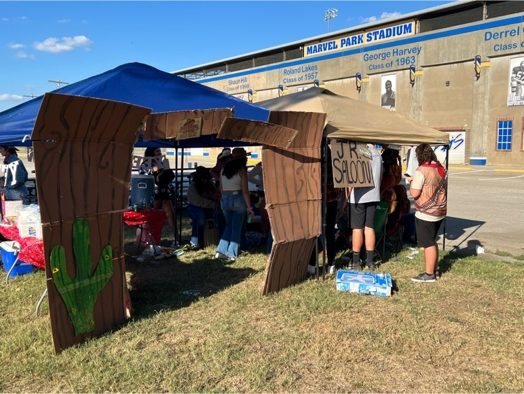 PkVikings's tweet photo. Homecoming week kicks off today with tailgating at Marvel Park. Good to see so many students here enjoying the nice “fall”weather. https://t.co/grjbZIARNq