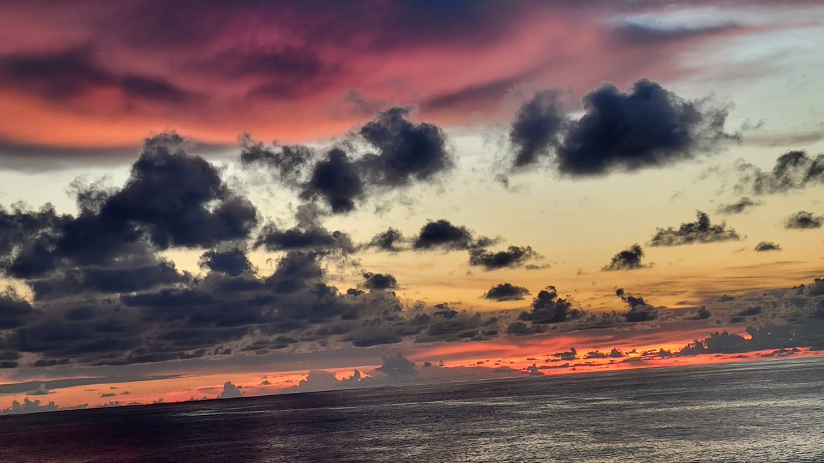 cozyinmyshell's tweet image. After a week of cruising and watching sunsets like this it's so FREAKIN HARD TO TURN THE WORLD BACK ON. #vacationproblems