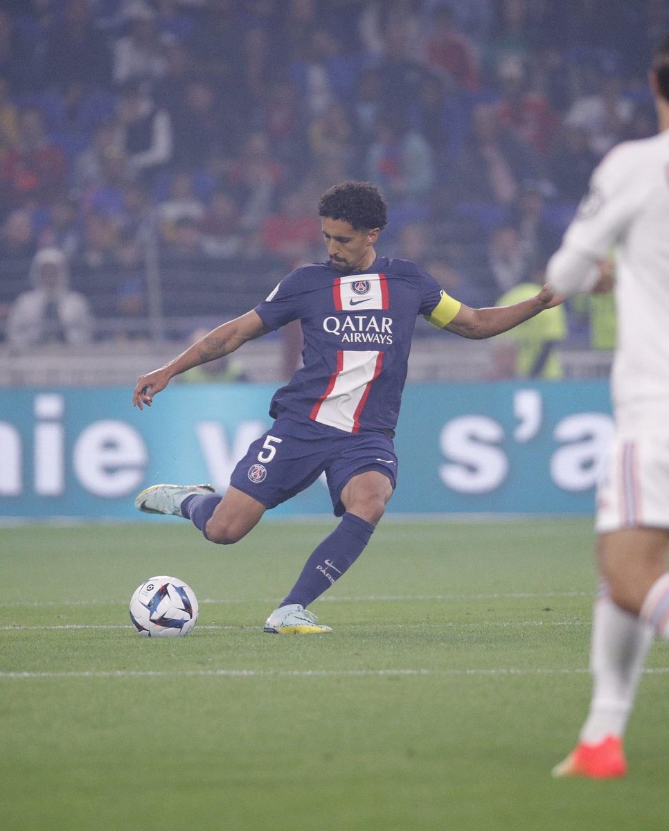 Victoire très importante pour prendre la 1ère place de @ligue1ubereats , bravo les gars! 👏🏽🔥 #AllezPSG 🔴🔵