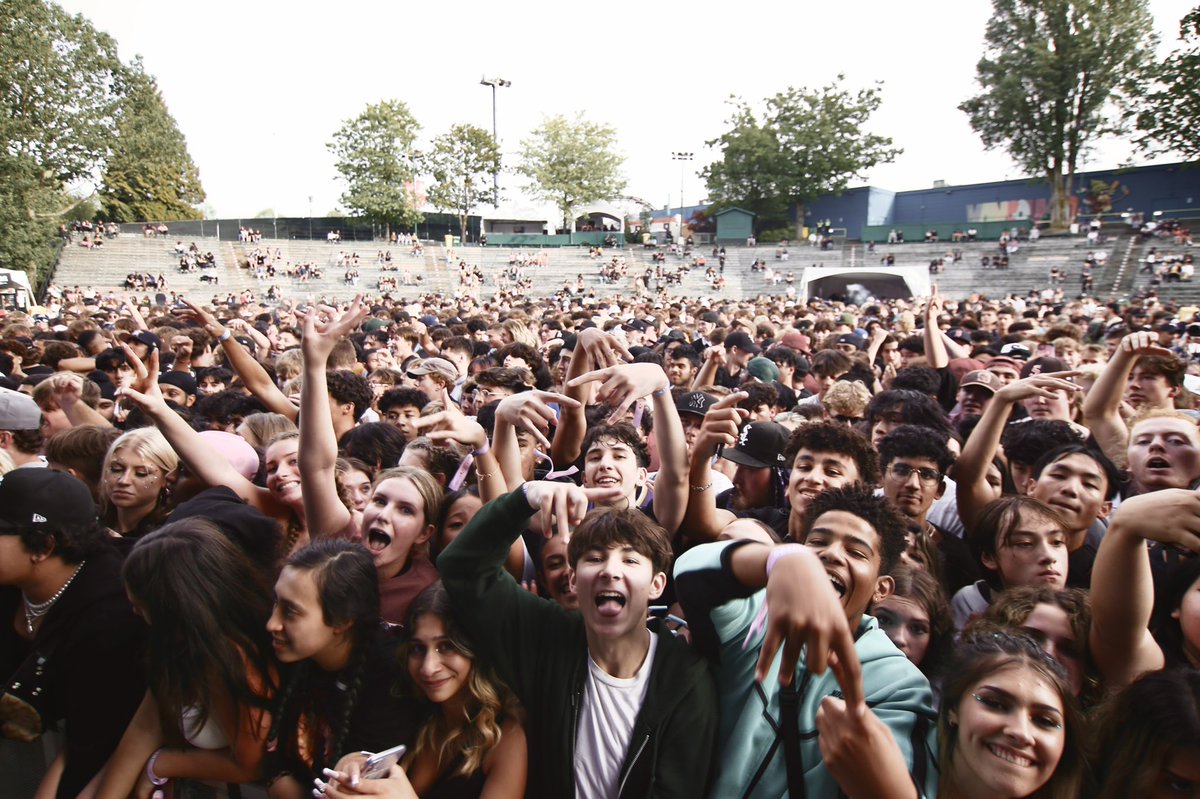 Let’s get it ☀️🎈

#BREAKOUTFest22