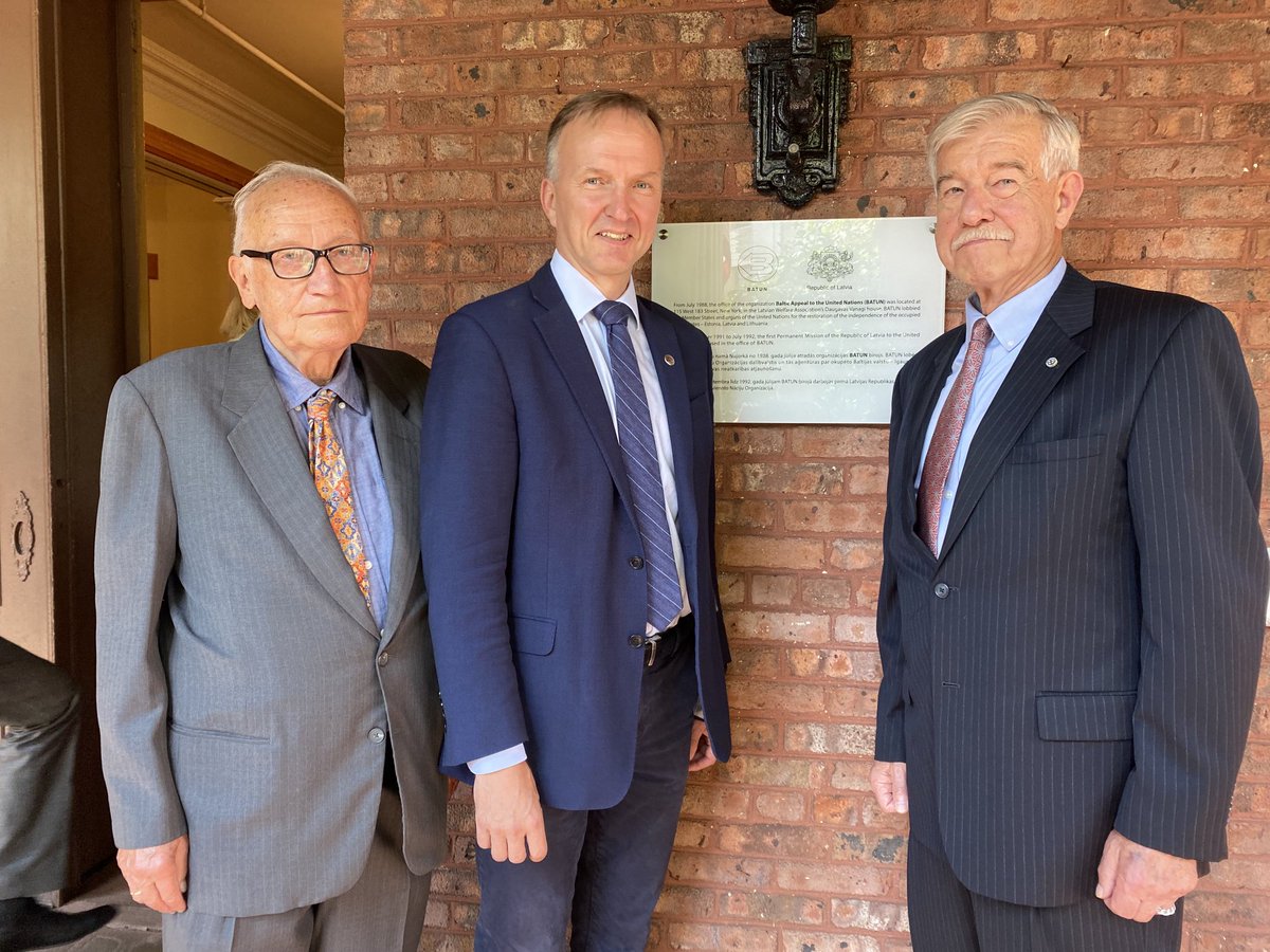 APildegovics's tweet photo. Today we honour the Baltic Appeal to the UN (#BATUN )-Ints Rupners and Uldis Bluķis who championed the Baltic freedom&accession to the 🇺🇳during the Soviet occupation. @edgarsrinkevics opened the plaque at the site of the 1st @LatviaUN_NY 🇱🇻in 1991 #WeRemember https://t.co/2znlQhLX67
