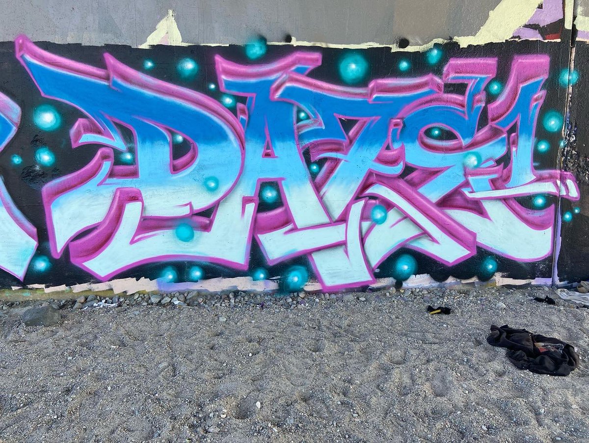 LuckeOne1's tweet photo. Me and my ace @daze1arts on a sun daze afternoon. #graffiti #luckeone #hiphop #2sr5 #westcoast #paint #orbs #3d #wildstyle #mtn94 #looppaint #socal #dazeone #sundaze https://t.co/eaqHYIqavk