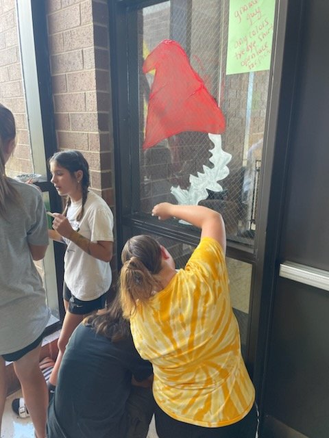 VJAGermanClub's tweet photo. German Club did an amazing job on our Homecoming windows this year!  ☮️❤️⚡️ @VJAGermany @AndrewHS_d230 https://t.co/vMUirOW5Gj