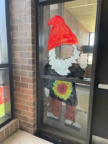 VJAGermanClub's tweet photo. German Club did an amazing job on our Homecoming windows this year!  ☮️❤️⚡️ @VJAGermany @AndrewHS_d230 https://t.co/vMUirOW5Gj