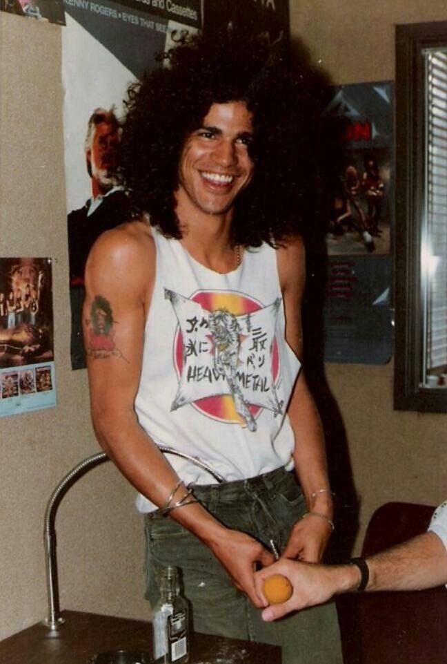 axlrockeiro's tweet image. tweet de apreciação aos cachos e ao cabelo perfeito do slash.