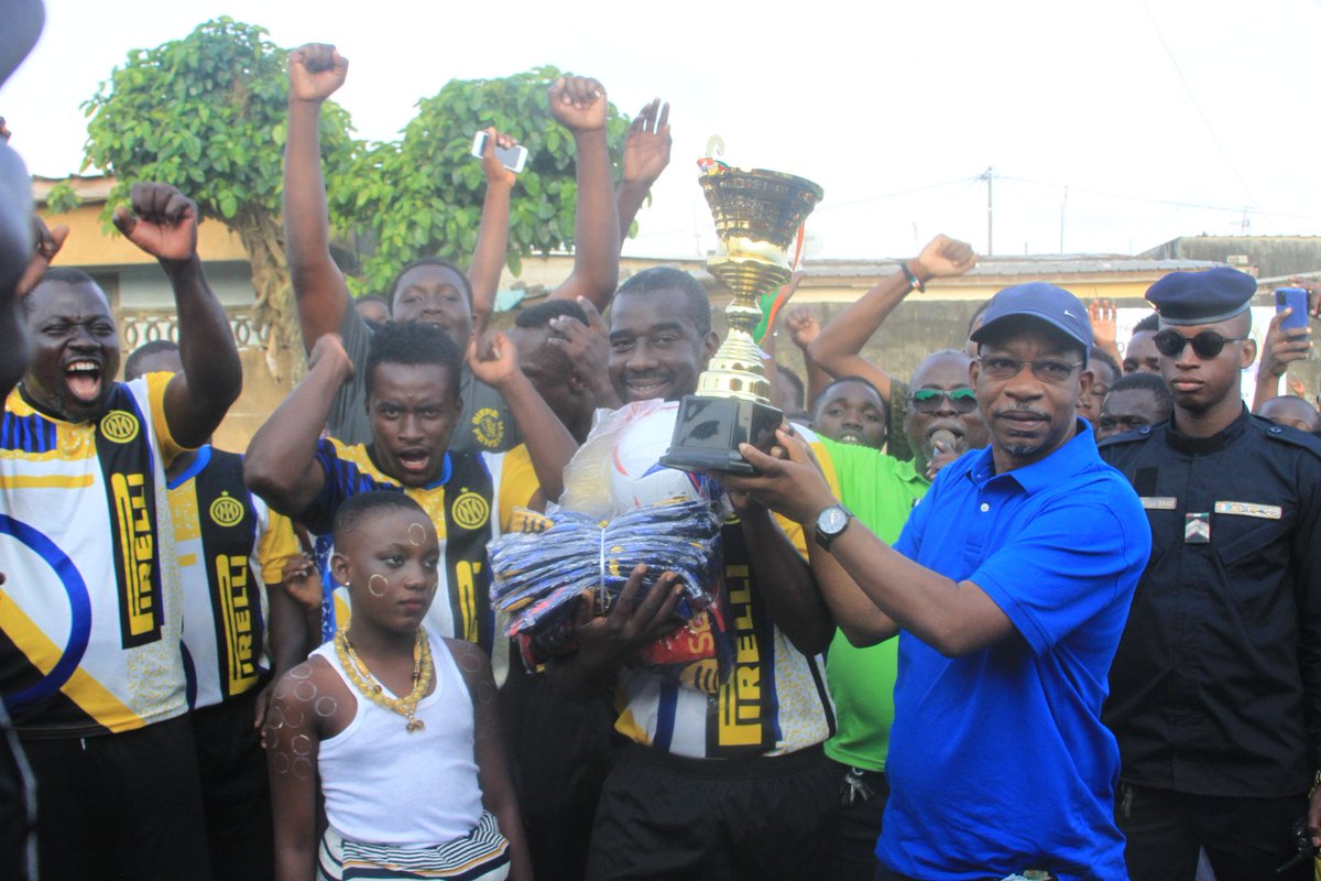 IssifouCoul1's tweet photo. Dimanche riche en activités sportives pour le Conseil Municipal de Yopougon.
Parrainé, ce dimanche 18 sept 22, 2 finales de tournois de Maracana, successivement à Port-Bouët 2 et à Niangon. https://t.co/9iyxumHsVs