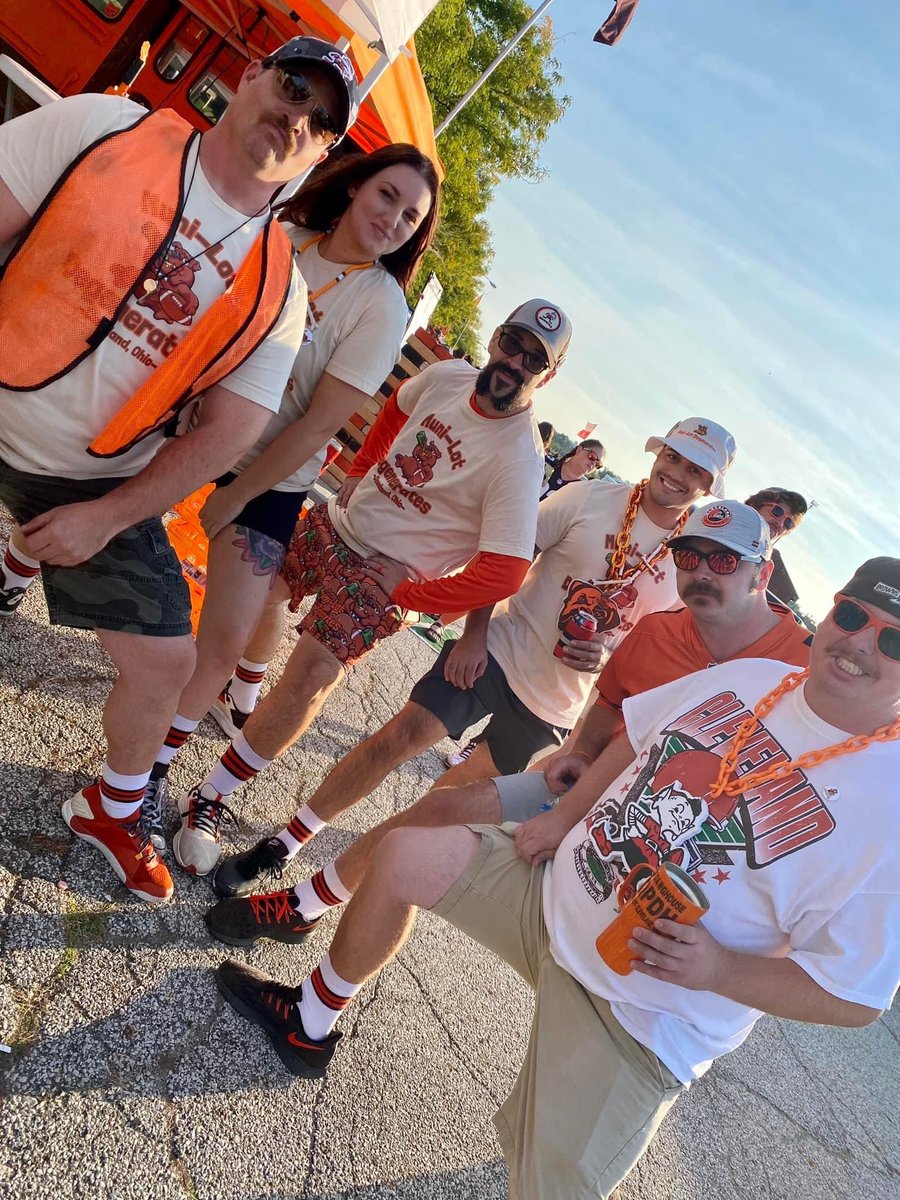 gcastelli216's tweet photo. Win or lose, we still booze! #Browns #MuniLotDegenerates #QPDH https://t.co/iD5r7xZVkr