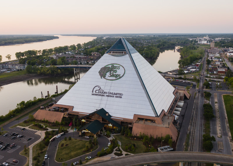 ExtSourSkittles's tweet photo. GUYS I HAVE JUST GOTTEN WORD THAT MR. SMILE (@mr_smile_key) HAS JUST MOVED INTO THE BASS PRO SHOP PYRAMID https://t.co/8BlEIB4PCW