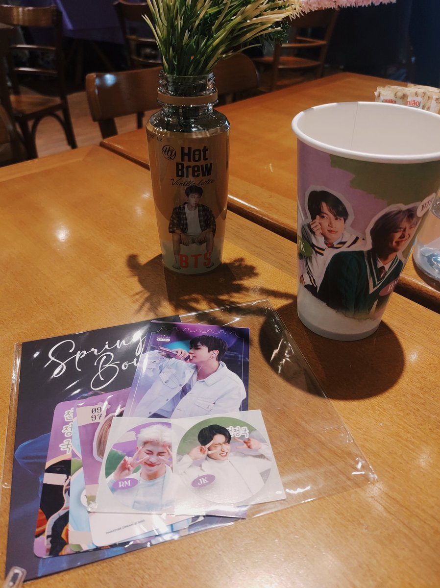 gabbnaco's tweet image. Mais um evento que fui da @PARADISED1306  lindo  do #Namkook #springboys 💜💚 
Aqui são algumas coisas que comprei no evento 🥰
@bamboli_na @omona_kstore @Saniestorie_